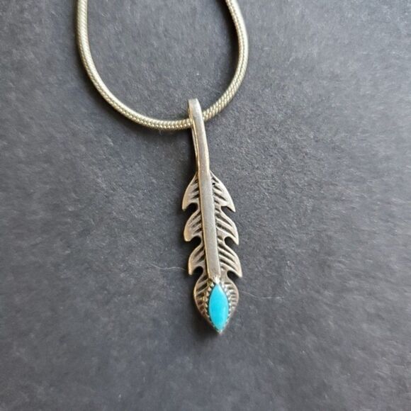 Feather silver pendant necklace - Picture 2 of 7